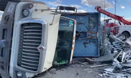 Falla mecánica  provoca volcadura en carretera