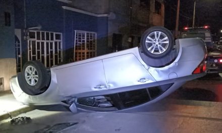 Hombre acabó volcando tras dormitar en Saltillo