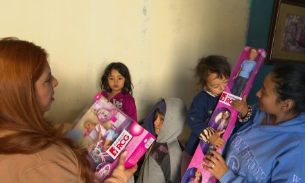Fundación RCG entrega juguetes abrigos y despensa a familia que no tuvo una dulce navidad