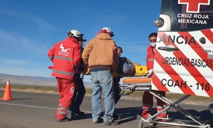 Monclova: Grave adulto mayor tras volcar en la carretera 30