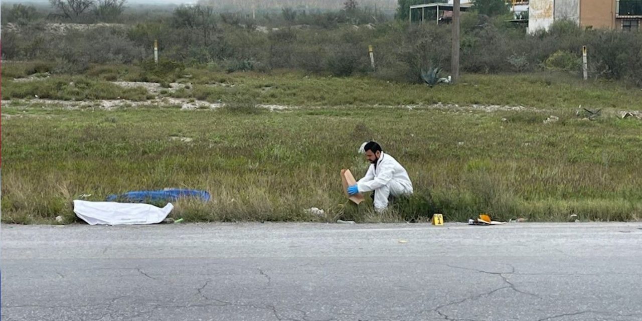 Hombre es localizado sin vida a un costado de la carretera 57