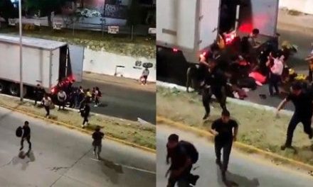Migrantes escapan de un tráiler luego de ser abandonados en Oaxaca