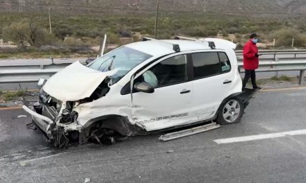 Impacta por alcance a camioneta familiar en carretera Torreón-Saltillo