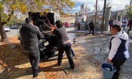 Se incendia camioneta en Real de Peña y civiles logran controlar el siniestro