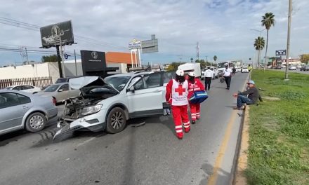 Intenta cambiar de carril y choca por alcance en Saltillo