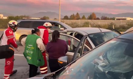 Le quitó derecho de paso a  un auto y provoca fuerte accidente en Saltillo