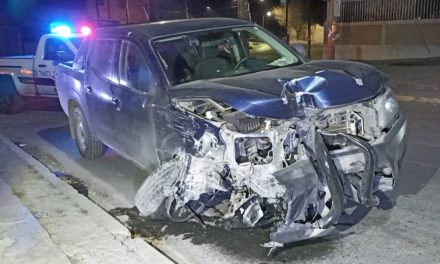 Saltillo: Se echó dos luminarias y chocó un coche estacionando