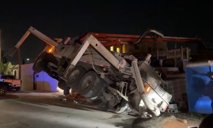 Maquinaria por poco vuelca sobre obra en Saltillo