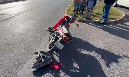 Motociclista se pasa alto en Saltillo y choca contra el costado de una camioneta