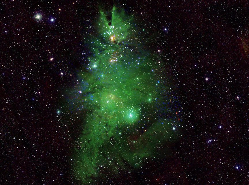 Capta la NASA un grupo de estrellas con forma de árbol de navidad