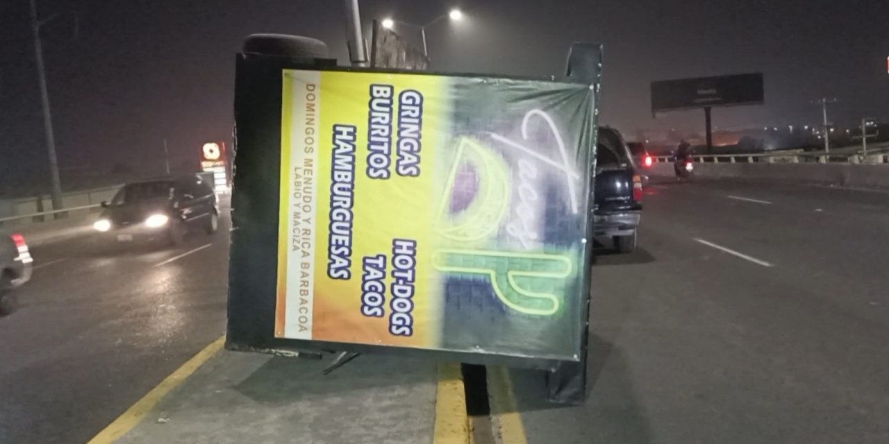 Se le volteó el negocio, remolque quedó recostado en LEA