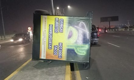 Se le volteó el negocio, remolque quedó recostado en LEA