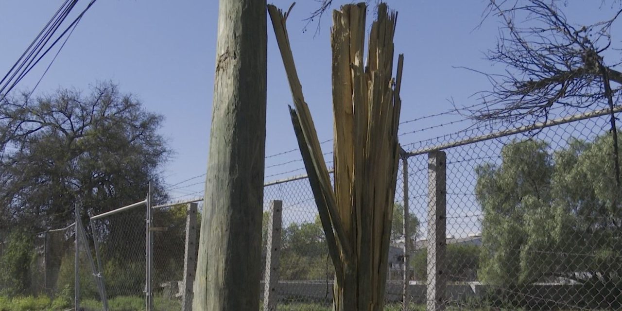 Poste de Teléfonos de México a punto de caer en Ramos Arizpe