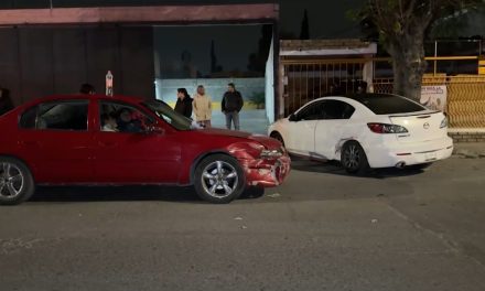 Quita derecho de paso a carro y termina causando accidente en Saltillo