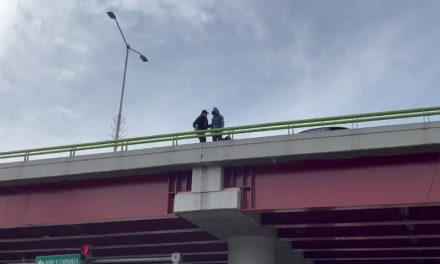 Policías de Saltillo salvan a hombre que pretendía aventarse de puente