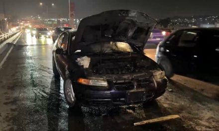Carro se incendia en periférico