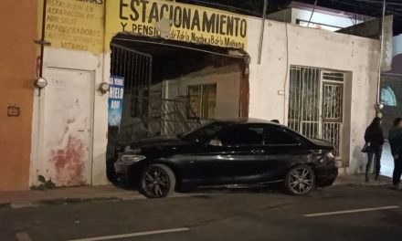 Auto estacionado termina estampado en un negocio;  le pegan y huye en Saltillo