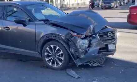 Se pasa el rojo y choca en Saltillo