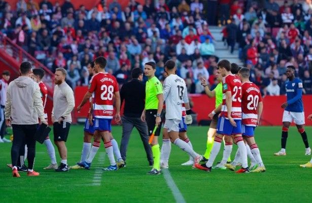 Suspenden el partido entre el Granada y el Athletic de Bilbao por la muerte de un aficionado