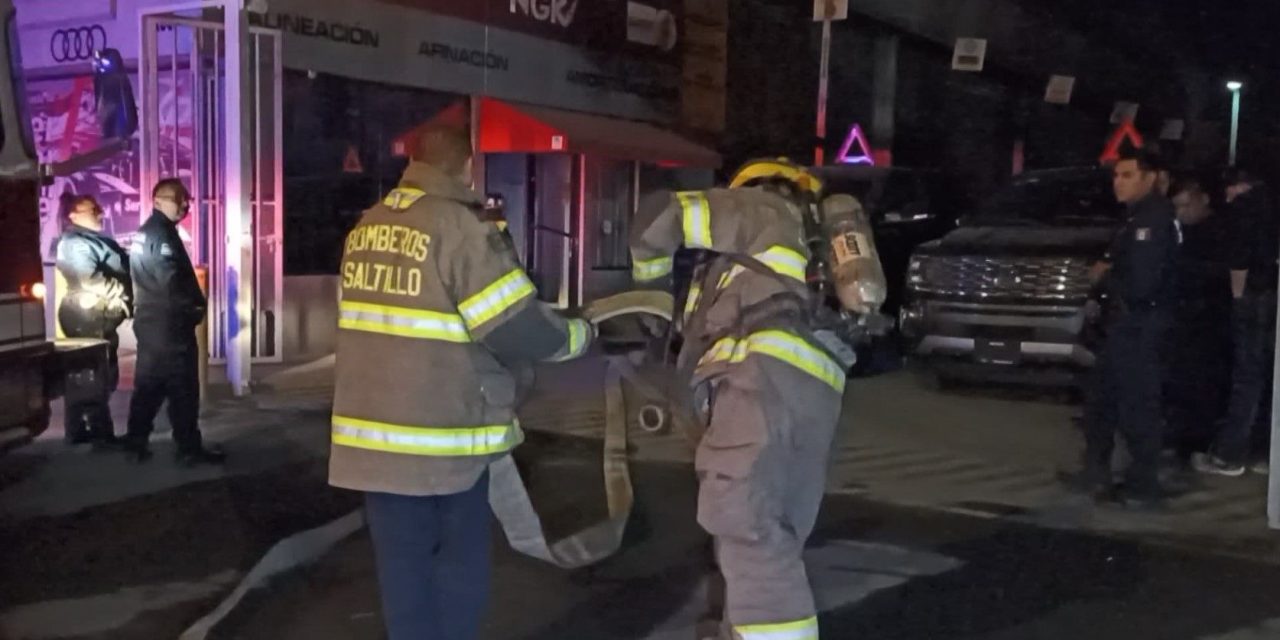 Saltillo: Arde taller mecánico, hubo cuantiosos daños materiales