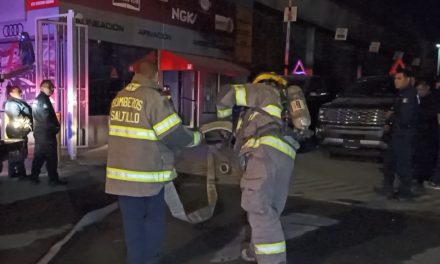 Saltillo: Arde taller mecánico, hubo cuantiosos daños materiales