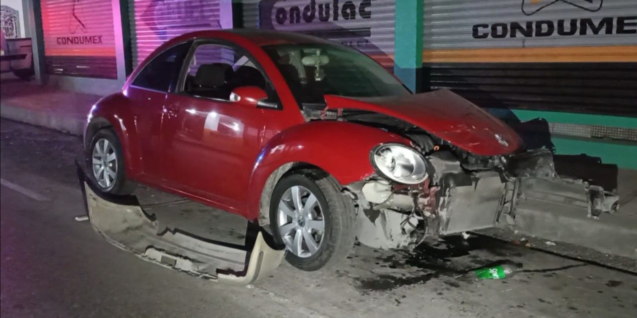 Saltillo: Taqueros la vieron de cerca; choque mandó un auto sobre la banqueta