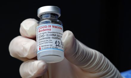 Vacuna de Moderna podrá comprarse en las farmacias y hospitales la próxima quincena