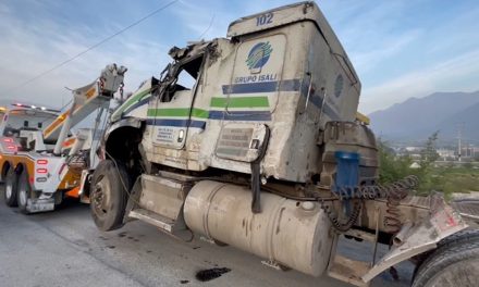 Transporte de carga vuelca debido al peso de la carga en la Saltillo-Mty