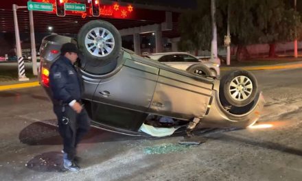 Vuelcan y abandonan camioneta en Saltillo