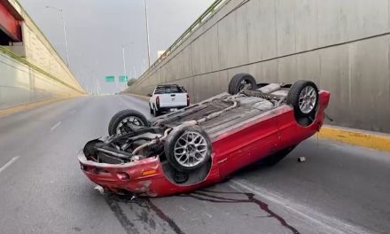 Vuelca por conducir a exceso de velocidad al sur de Saltillo
