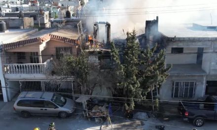 Familia de pepenadores se queda sin casa por voraz incendio en Saltillo