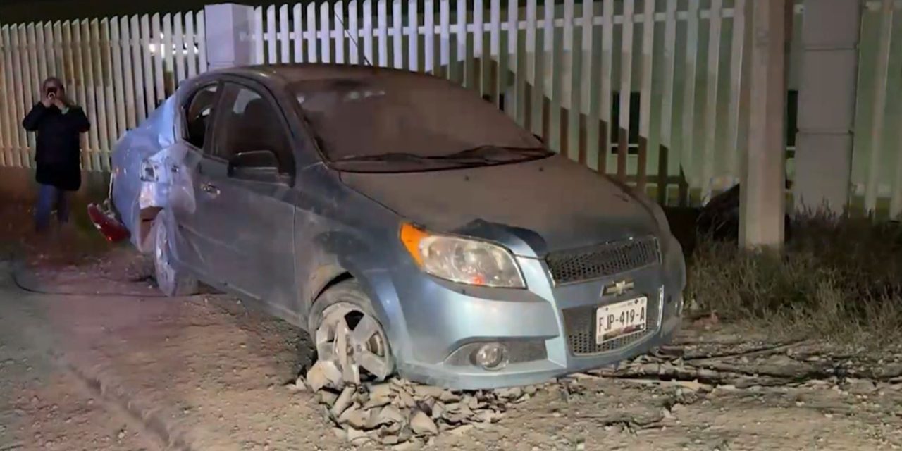 Joven se impacta contra poste de concreto en boulevard Fundadores de Saltillo