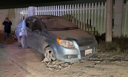 Joven se impacta contra poste de concreto en boulevard Fundadores de Saltillo