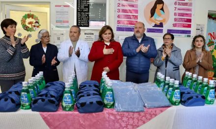 Entrega Diana Haro kits de salud