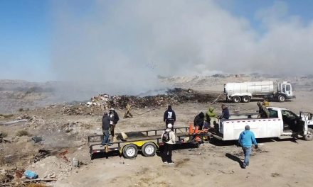 Luchan contra incendio en  basurero de Nueva Rosita