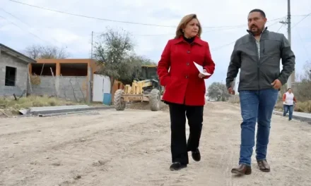 Revisa Diana Haro obras de pavimentación en Sabinas