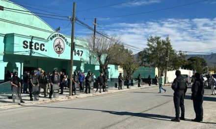 Obreros de AHMSA exigen a sus líderes dar la cara