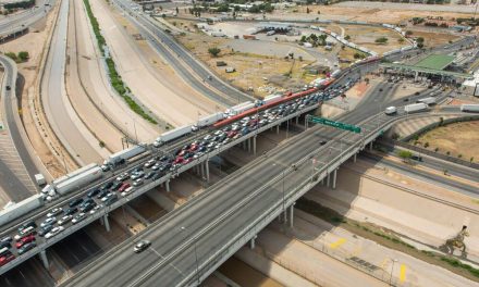Estados Unidos reabre 4 cruces fronterizos y México celebra