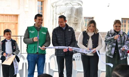 Realizan inversión millonaria en remodelación de explanada de escuela de Acuña