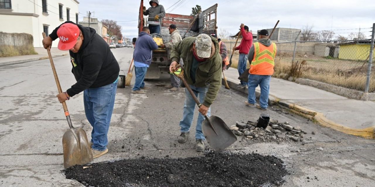 Refuerzan campaña de bacheo en colonias