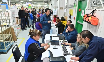 Acuña ofrece garantías a inversionistas