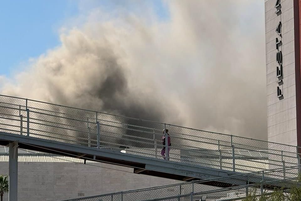Evacúan centro comercial de Torreón por reporte de incendio