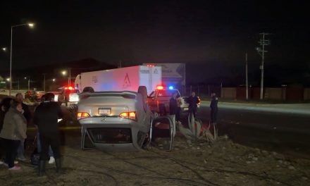 Mujer acabó volcando por acelerada en Saltillo