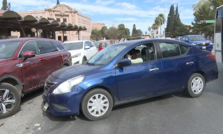 Jovencita se descuida y ocasiona accidente en Saltillo