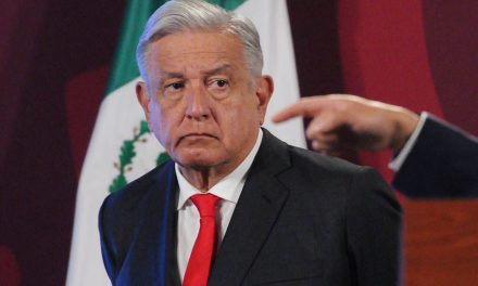 AMLO arremete contra medios por criticar la caída de material en el Tren Interurbano