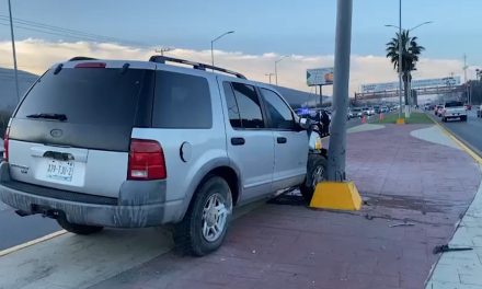 Mujer brinca el camellón y se accidenta por conducir a exceso de velocidad
