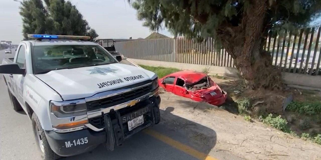 Cae a una acequia y destruye su vehículo en Saltillo