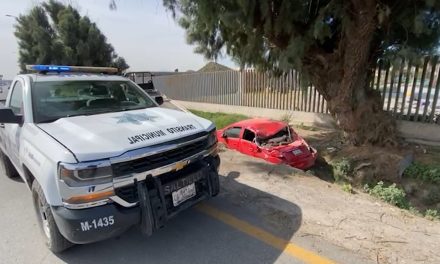 Cae a una acequia y destruye su vehículo en Saltillo