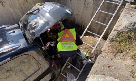 Conductor y su acompañante caen en un canal pluvial en Saltillo