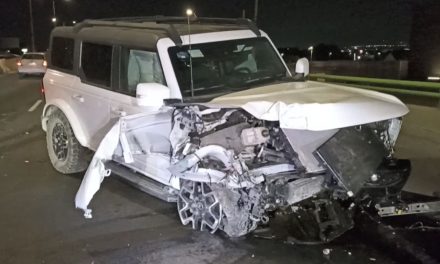 Conductora deja su camioneta abandonada luego de causar fuerte accidente en Saltillo